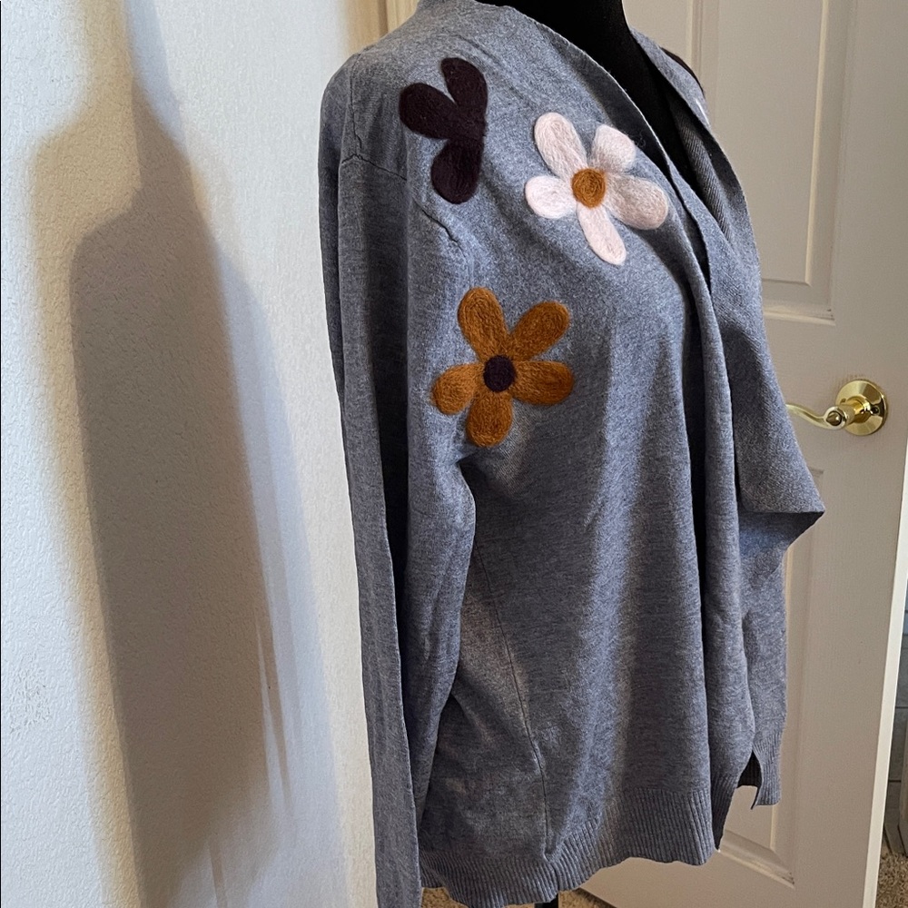 Gray Open-Front Floral Appliqué Women's Cardigan Sweater - Picture 2 of 6